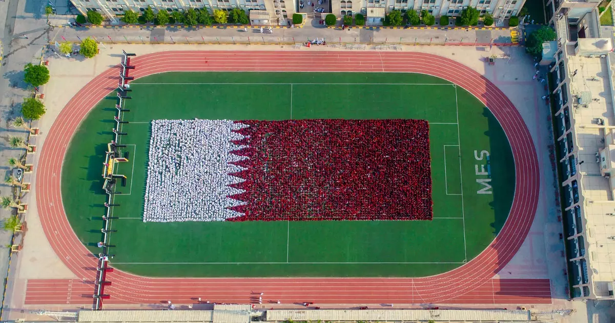 ഖത്തർ ദേശീയദിനം: കൂറ്റൻ മനുഷ്യപതാക നിർമിച്ച് ദോഹയിലെ എംഇഎസ് ഇന്ത്യൻ സ്കൂൾ ഖത്തർ ദേശീയദിനം: കൂറ്റൻ മനുഷ്യപതാക നിർമിച്ച് ദോഹയിലെ എംഇഎസ് ഇന്ത്യൻ സ്കൂൾ