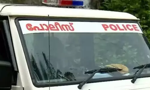 പ്രായപൂർത്തിയാകാത്ത സഹോദരൻ സ്കൂട്ടർ ഓടിച്ചെന്ന് പറഞ്ഞ് സഹോദരിക്കെതിരെ കള്ളക്കേസ്, വഴിത്തിരിവായത് സിസിടിവി; ഒടുവില് എസ്ഐക്ക് സ്ഥലം മാറ്റം പ്രായപൂർത്തിയാകാത്ത സഹോദരൻ സ്കൂട്ടർ ഓടിച്ചെന്ന് പറഞ്ഞ് സഹോദരിക്കെതിരെ കള്ളക്കേസ്, വഴിത്തിരിവായത് സിസിടിവി; ഒടുവില് എസ്ഐക്ക് സ്ഥലം മാറ്റം