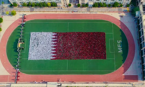 ഖത്തർ ദേശീയദിനം: കൂറ്റൻ മനുഷ്യപതാക നിർമിച്ച് ദോഹയിലെ എംഇഎസ് ഇന്ത്യൻ സ്കൂൾ ഖത്തർ ദേശീയദിനം: കൂറ്റൻ മനുഷ്യപതാക നിർമിച്ച് ദോഹയിലെ എംഇഎസ് ഇന്ത്യൻ സ്കൂൾ