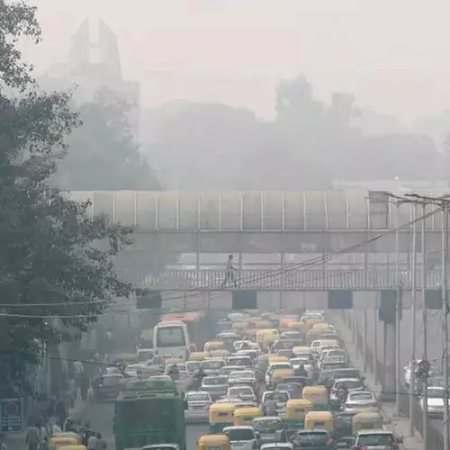 പുക സർട്ടിഫിക്കറ്റ് ഇല്ലാത്ത വാഹനങ്ങൾക്ക് ഇന്ധനമില്ല: വായു മലിനീകരണം രൂക്ഷമായതിനെ തുടർന്ന് നിയന്ത്രണങ്ങൾ കടുപ്പിച്ച് ഡൽഹി സർക്കാർ