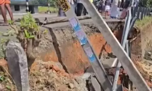 പുന്നയൂർക്കുളം മാഞ്ചിറയിൽ റോഡ് തോട്ടിലേക്ക് തകർന്നു വീണു