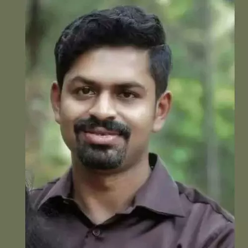 കോഴിക്കോട് തൊട്ടിൽപാലത്ത് യുവാവിനെ കാറിൽ മരിച്ച നിലയിൽ കണ്ടെത്തി