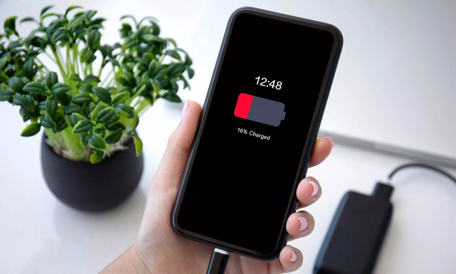 പോകുന്നിടത്തെല്ലാം ചാർജറും തൂക്കി നടക്കേണ്ട; ചാർജ് പെട്ടന്ന് തീരുന്നത് തടയാൻ ഇക്കാര്യങ്ങൾ ശ്രദ്ധിച്ചാൽ മതി പോകുന്നിടത്തെല്ലാം ചാർജറും തൂക്കി നടക്കേണ്ട; ചാർജ് പെട്ടന്ന് തീരുന്നത് തടയാൻ ഇക്കാര്യങ്ങൾ ശ്രദ്ധിച്ചാൽ മതി