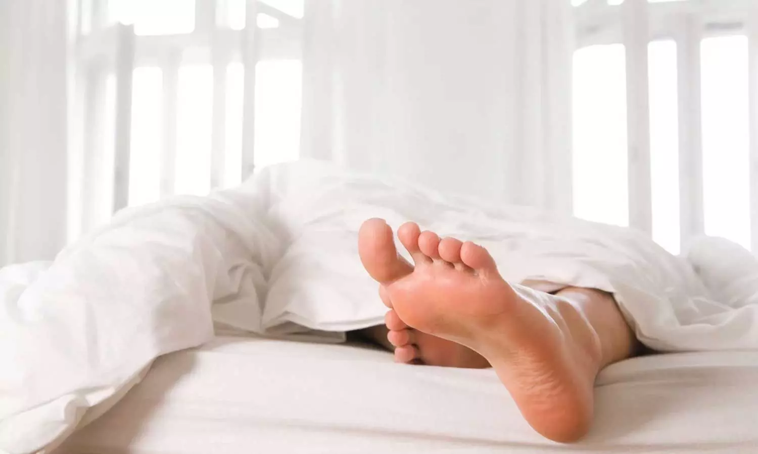 ഉറങ്ങുമ്പോൾ കാലെപ്പോഴും പുതപ്പിന് പുറത്താണോ? കാരണമറിയാം ഉറങ്ങുമ്പോൾ കാലെപ്പോഴും പുതപ്പിന് പുറത്താണോ? കാരണമറിയാം