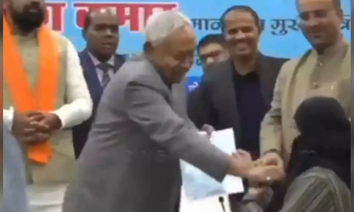 നിതീഷ് കുമാർ നിഖാബ് വലിച്ചു താഴ്ത്തി അപമാനിച്ച ഡോക്ടർ ജോലിയിൽ ചേരില്ല നിതീഷ് കുമാർ നിഖാബ് വലിച്ചു താഴ്ത്തി അപമാനിച്ച ഡോക്ടർ ജോലിയിൽ ചേരില്ല