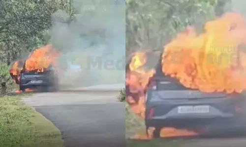 പാലക്കാട്ട് കാർ കത്തി ഒരാൾ മരിച്ചു പാലക്കാട്ട് കാർ കത്തി ഒരാൾ മരിച്ചു