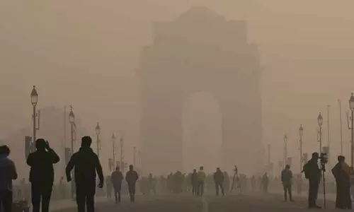 മൂടൽ മഞ്ഞും വായു മലിനീകരണവും; ഡൽഹിയിൽ ജനജീവിതം ദുസ്സഹം മൂടൽ മഞ്ഞും വായു മലിനീകരണവും; ഡൽഹിയിൽ ജനജീവിതം ദുസ്സഹം