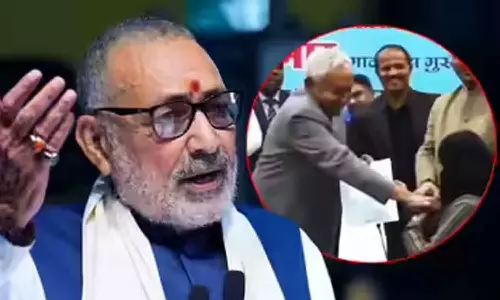 ജോലി നിരസിക്കണോ നരകത്തിൽ പോണോ എന്നത് അവരുടെ ഇഷ്ടം; വനിത ഡോക്ടറുടെ നിഖാബ് വലിച്ചു താഴ്ത്തിയ നിതീഷ് കുമാറിനെ പിന്തുണച്ച് കേന്ദ്രമന്ത്രി ഗിരിരാജ് സിങ്