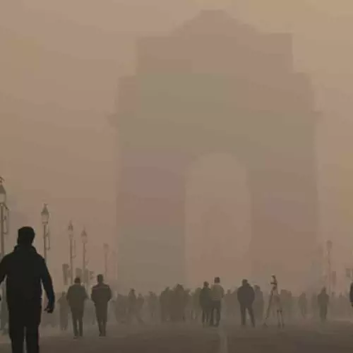 മൂടൽ മഞ്ഞും വായു മലിനീകരണവും; ഡൽഹിയിൽ ജനജീവിതം ദുസ്സഹം