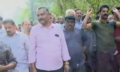 മൃതദേഹം മാറ്റാൻ അനുവദിക്കില്ല; വയനാട്ടിലെ കടുവ ആക്രമണത്തിൽ പ്രതിഷേധവുമായി നാട്ടുകാർ