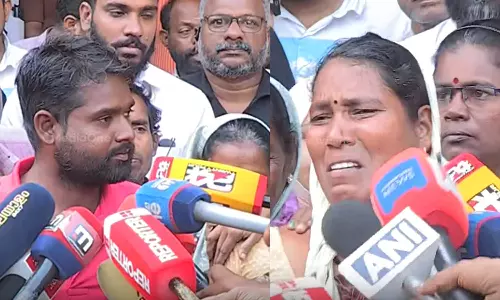 വാളയാര്‍ ആള്‍ക്കൂട്ട കൊലപാതകം; നഷ്ടപരിഹാരം ലഭ്യമാകുന്നത് വരെ മൃതദേഹം ഏറ്റെടുക്കില്ലെന്ന് കുടുംബം: ആശുപത്രിയില്‍ വൈകാരിക രംഗങ്ങള്‍