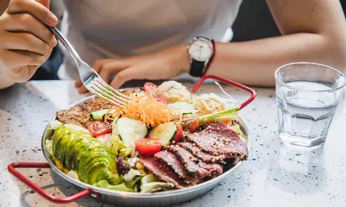 കുളിച്ചയുടനെ ഭക്ഷണം കഴിക്കാറുണ്ടോ? അറിഞ്ഞിരിക്കണം ഈ കാര്യങ്ങൾ