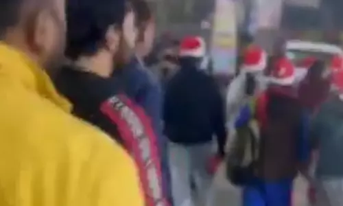 ഡൽഹിയിൽ ക്രിസ്മസ് കരോൾ തടഞ്ഞ് ബജ്റംഗ്‍ദൾ പ്രവര്‍ത്തകര്‍; സ്ത്രീകൾക്കും കുട്ടികൾക്കും നേരെ ആക്രമണമെന്നും പരാതി