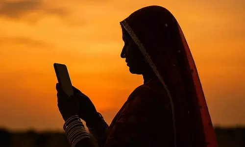 യുവതികൾക്ക് മൊബൈൽ ഫോൺ ഉപയോഗിക്കാൻ നിയന്ത്രണം; കുട്ടികളുടെ മൊബൈൽ ഉപയോഗം കുറക്കാനെന്ന് വാദം