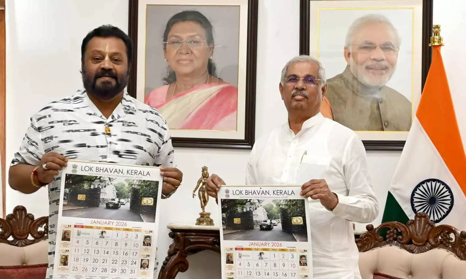 ലോക്ഭവന് കലണ്ടറിൽ സവർക്കറും; സുരേഷ് ഗോപിക്ക് നല്കി പ്രകാശനം ചെയ്ത് ഗവര്ണര് ലോക്ഭവന് കലണ്ടറിൽ സവർക്കറും; സുരേഷ് ഗോപിക്ക് നല്കി പ്രകാശനം ചെയ്ത് ഗവര്ണര്