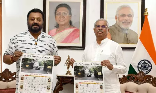 ലോക്ഭവന്‍ കലണ്ടറിൽ സവർക്കറും; സുരേഷ് ഗോപിക്ക് നല്‍കി പ്രകാശനം ചെയ്ത് ഗവര്‍ണര്‍