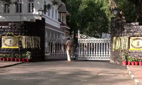 ക്രിസ്മസിന് അവധി ഇല്ലാതെ ലോക്ഭവൻ