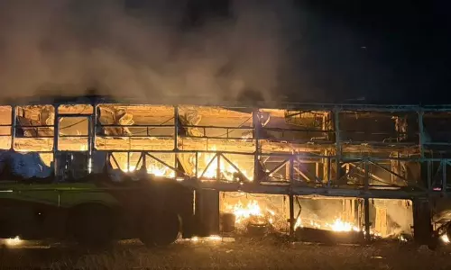 കർണാടകയിൽ ബസ് ട്രക്കുമായി കൂട്ടിയിടിച്ച് തീപിടിച്ചു; 17 പേർ മരിച്ചു
