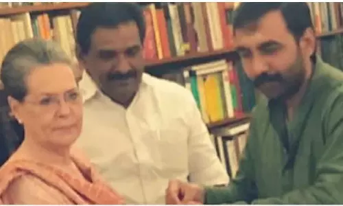 ശബരിമല സ്വർണക്കൊള്ള: പ്രതികൾ സോണിയക്കൊപ്പം നിൽക്കുന്ന ചിത്രം ആയുധമാക്കി സിപിഎം