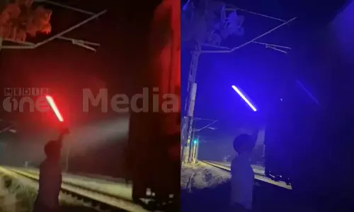 കണ്ണൂരിൽ റീൽസെടുക്കാൻ റെഡ് ലൈറ്റ് അടിച്ച് ട്രെയിൻ നിർത്തിച്ചു; പ്ലസ് ടു വിദ്യാർത്ഥികൾക്കെതിരെ കേസെടുത്ത് പൊലീസ്