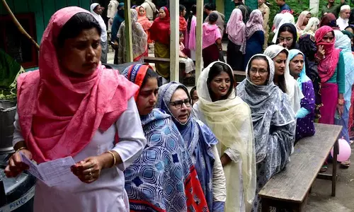 വിദേശ യാത്രകൾ, ആഡംബര കാറുകൾ, ആഭരണങ്ങൾ; പൂനെ മുൻസിപ്പൽ തെരഞ്ഞെടുപ്പിൽ പ്രഖ്യാപനങ്ങളുമായി സ്ഥാനാർഥികൾ