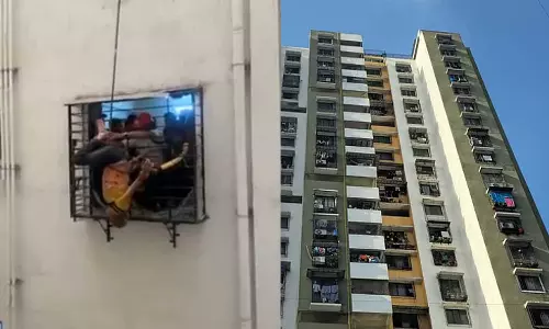 ഉറക്കത്തിൽ ഫ്ലാറ്റിലെ പത്താം നിലയിൽ നിന്നും താഴെ വീണ് 57 കാരൻ; എട്ടാം നിലയിൽ സ്ഥാപിച്ച മെറ്റൽ ഗ്രില്ലിൽ കുടുങ്ങി അത്ഭുതകരമായി രക്ഷപ്പെട്ടു; വീഡിയോ വൈറൽ