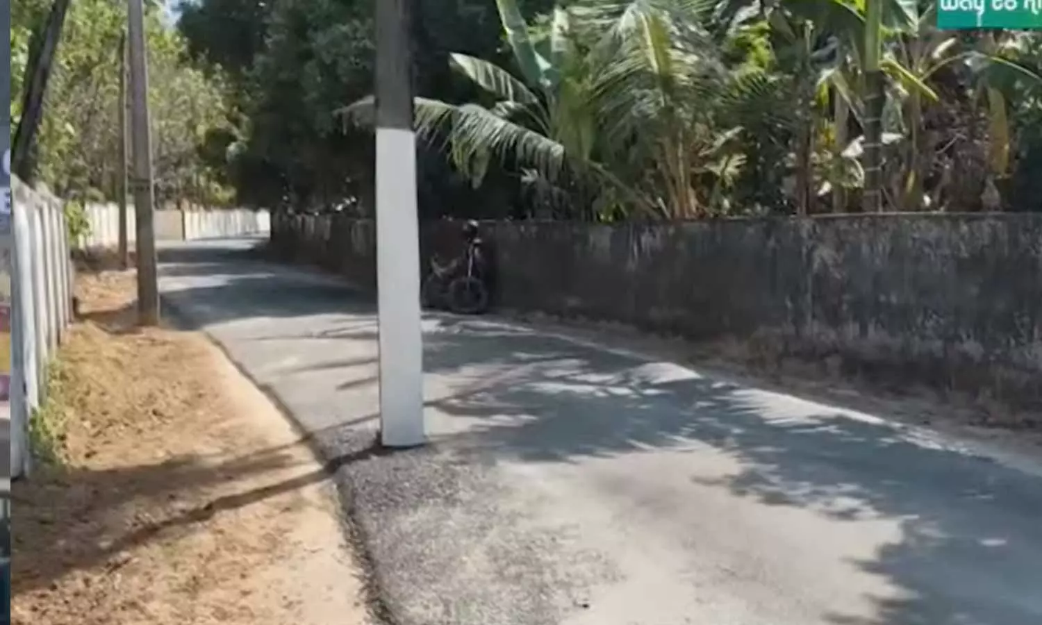 ഇലക്ട്രിക് പോസ്റ്റ് റോഡിന് നടുവിൽ നിര്ത്തി ടാര് ചെയ്ത് കരാറുകാരന്; നടപടിയെടുക്കുന്നതിനെച്ചൊല്ലി പഞ്ചായത്തും കെഎസ്ഇബിയും രണ്ട് തട്ടിൽ ഇലക്ട്രിക് പോസ്റ്റ് റോഡിന് നടുവിൽ നിര്ത്തി ടാര് ചെയ്ത് കരാറുകാരന്; നടപടിയെടുക്കുന്നതിനെച്ചൊല്ലി പഞ്ചായത്തും കെഎസ്ഇബിയും രണ്ട് തട്ടിൽ