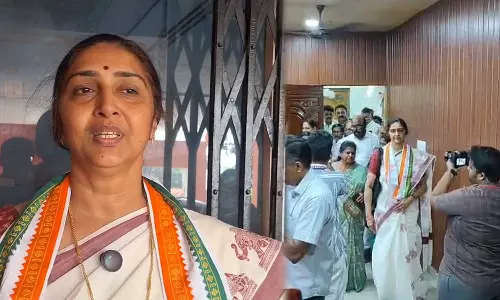 രാഹുകാലം കഴിഞ്ഞേ ഓഫീസിലേക്ക് പ്രവേശിക്കൂവെന്ന് നഗരസഭ ചെയര്‍പേഴ്സണ്‍; ഒരുമണിക്കൂര്‍ വരാന്തയില്‍ കാത്തിരുന്ന് പ്രവര്‍ത്തകര്‍