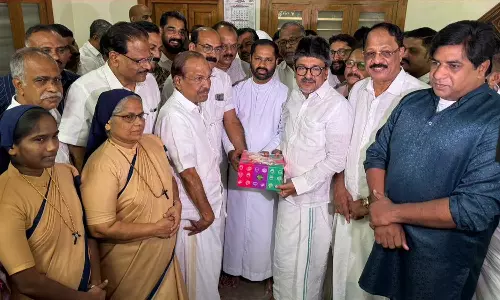 പാണക്കാട് തറവാട്ടിൽ ക്രിസ്മസ് കേക്കുമായി ഊരകം ഫാത്തിമ മാതാ പള്ളി പ്രതിനിധികളെത്തി; മതസൗഹാർദ്ദത്തിന്റെ സന്ദേശമായി ക്രിസ്മസ് ആഘോഷം