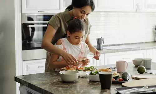 മധുരവും വൈകിയുള്ള ഉറക്കവും രോഗികളാക്കും; ആഘോഷങ്ങളാകാം, നിങ്ങളുടെ കുട്ടിയെ മറക്കേണ്ട