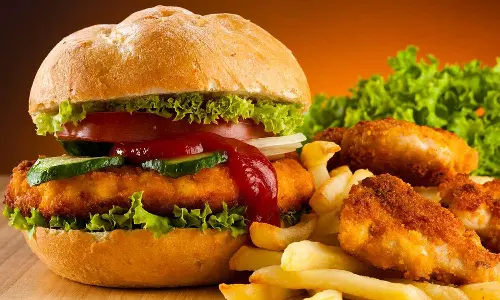 ജങ്ക് ഫുഡിനോട് നോ പറയാം; അമിതാസക്തി കുറക്കാൻ ഇതാ 10 കുറുക്കുവഴികൾ