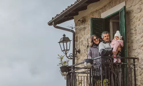 മൂന്ന് പതിറ്റാണ്ടുകളുടെ നിശബ്ദത ഭേദിച്ച് ഇറ്റാലിയൻ ഗ്രാമത്തിൽ ഒരു കുഞ്ഞിന്റെ കരച്ചിൽ