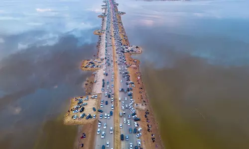 മഴയിൽ രൂപപ്പെടുന്ന അത്ഭുത തടാകം; പ്രകൃതി സ്നേഹികളുടെ ഇഷ്ട കേന്ദ്രമായി ഉനൈസയിലെ അൽ-ഔശസിയ