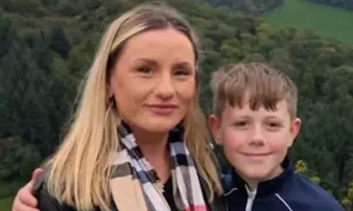 വാഹനം ഓടിക്കുന്നതിനിടെ ബോധരഹിതയായി യുവതി;  ഇടപെട്ട് 12 വയസുകാരൻ, കയ്യടിച്ച് സോഷ്യൽ മീഡിയ