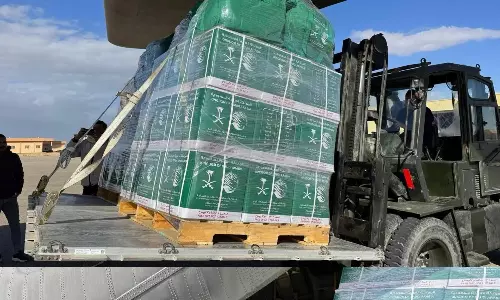 കടുത്ത ദുരിതം നേരിടുന്ന ഗസ്സയിലേക്ക് കൂടുതൽ സഹായങ്ങളുമായി സൗദി അറേബ്യ, 77-ാമത് വിമാനം ഈജിപ്തിലെത്തി