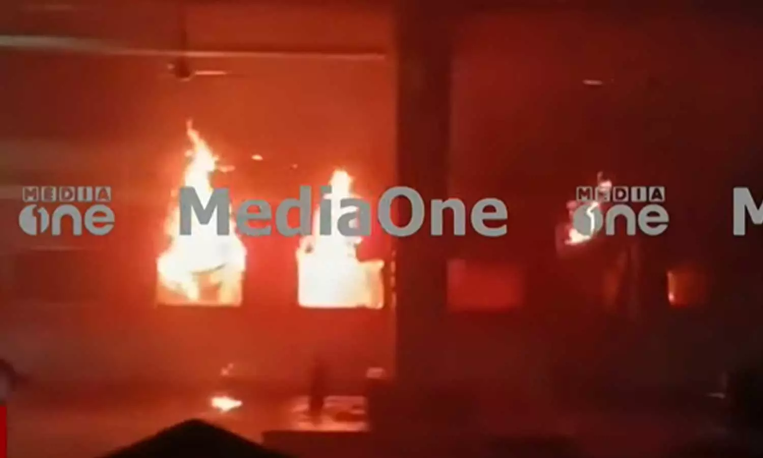 ആന്ധ്രയില് ടാറ്റ നഗര്-എറണാകുളം എക്സ്പ്രസ് ട്രെയിനിന് തീപിടിച്ചു; ഒരു മരണം; രണ്ട് ബോഗികൾ പൂർണമായും കത്തിനശിച്ചു ആന്ധ്രയില് ടാറ്റ നഗര്-എറണാകുളം എക്സ്പ്രസ് ട്രെയിനിന് തീപിടിച്ചു; ഒരു മരണം; രണ്ട് ബോഗികൾ പൂർണമായും കത്തിനശിച്ചു