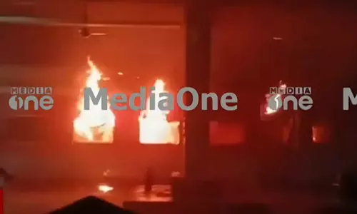 ആന്ധ്രയില്‍ ടാറ്റ നഗര്‍-എറണാകുളം എക്‌സ്പ്രസ് ട്രെയിനിന് തീപിടിച്ചു; ഒരു മരണം; രണ്ട് ബോഗികൾ പൂർണമായും കത്തിനശിച്ചു