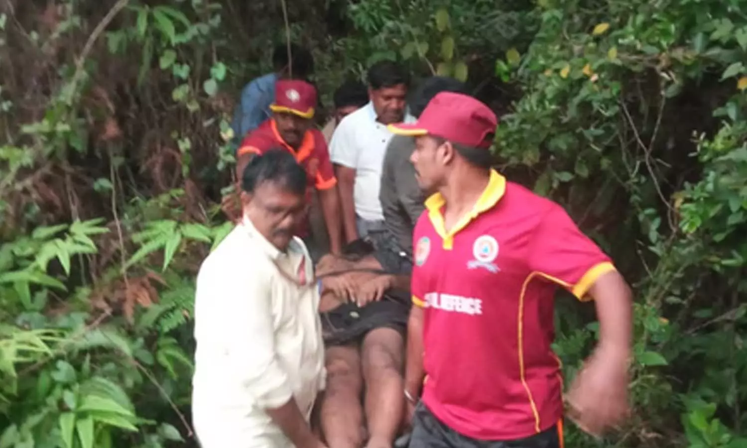 കരിപ്പൂർ വെങ്കുളം വ്യൂ പോയിന്റിൽ നിന്ന് യുവാവ് വീണുമരിച്ചു കരിപ്പൂർ വെങ്കുളം വ്യൂ പോയിന്റിൽ നിന്ന് യുവാവ് വീണുമരിച്ചു