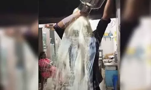 കൊല്ലത്ത് പാൽ തലയിലൂടെ ഒഴിച്ച് കർഷകന്റെ പ്രതിഷേധം