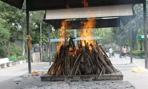 Muslim Man and Friends perform last rites of kinless Hindu man