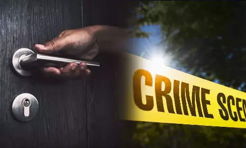 സ്വത്ത് തട്ടാൻ വെള്ളം പോലും നൽകാതെ അഞ്ച് വർഷം പൂട്ടിയിട്ട് വീട്ടുവേലക്കാർ; 70കാരന് ദാരുണാന്ത്യം, എല്ലുംതോലുമായി മകൾ