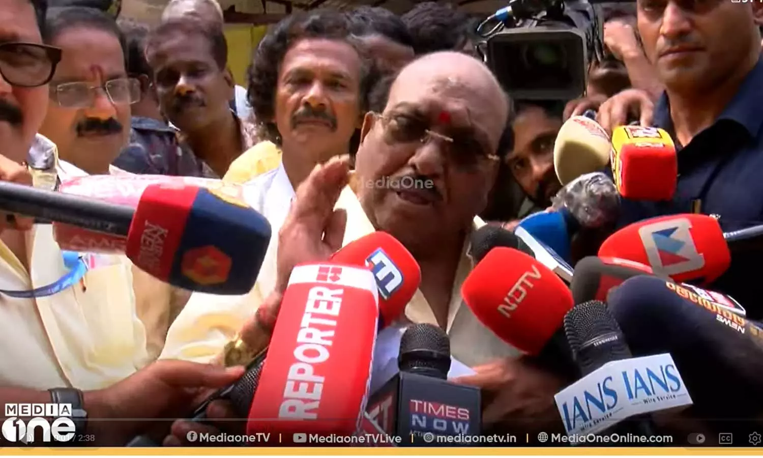 മലപ്പുറം പരാമർശം; മാധ്യമപ്രവർത്തകരോട് പ്രകോപിതനായി വെള്ളാപ്പള്ളി; ചാനൽ മൈക്കുകൾ തള്ളിമാറ്റി മലപ്പുറം പരാമർശം; മാധ്യമപ്രവർത്തകരോട് പ്രകോപിതനായി വെള്ളാപ്പള്ളി; ചാനൽ മൈക്കുകൾ തള്ളിമാറ്റി