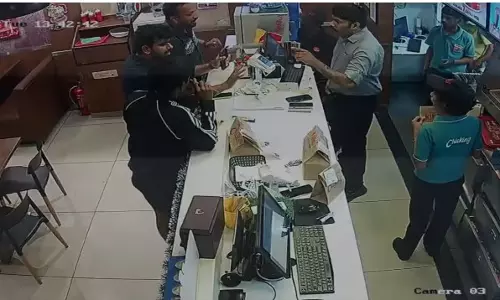 സാൻവിച്ചിൽ ചിക്കൻ കുറഞ്ഞുപോയെന്ന് പരാതി; വിദ്യാർഥികൾക്ക് നേരെ കത്തിയുമായി പാഞ്ഞടുത്ത് മാനേജർ