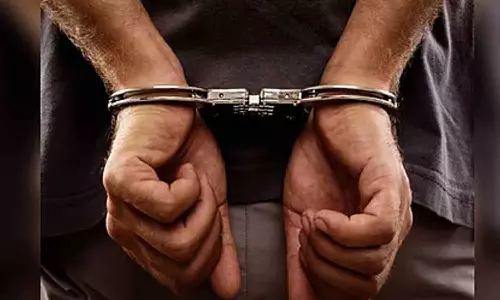 പൊലീസിന് നേരെ കത്തിവീശി പ്രതി രക്ഷപ്പെട്ട സംഭവത്തിൽ രണ്ടു പേർ പിടിയിൽ