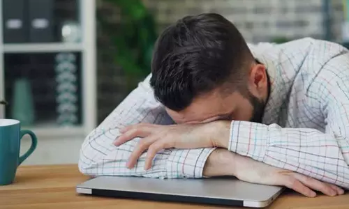 ജോലിഭാരം  ആരോഗ്യത്തെ കാർന്നുതിന്നുകയാണ്, സമ്മര്‍ദം പുകവലിയേക്കാള്‍ ഭീകരമെന്ന് ഡോക്ടര്‍; നൊമ്പരക്കുറിപ്പുമായി യുവാവ്