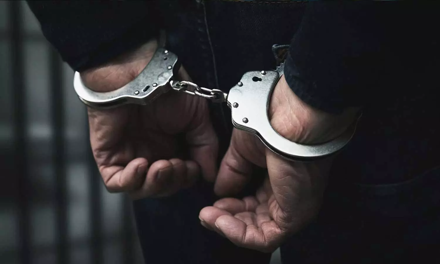 ട്രെയിനിൽ വച്ച് യാത്രക്കാരൻ കത്തിവീശി; പൊലീസുകാരന് പരിക്ക് ട്രെയിനിൽ വച്ച് യാത്രക്കാരൻ കത്തിവീശി; പൊലീസുകാരന് പരിക്ക്