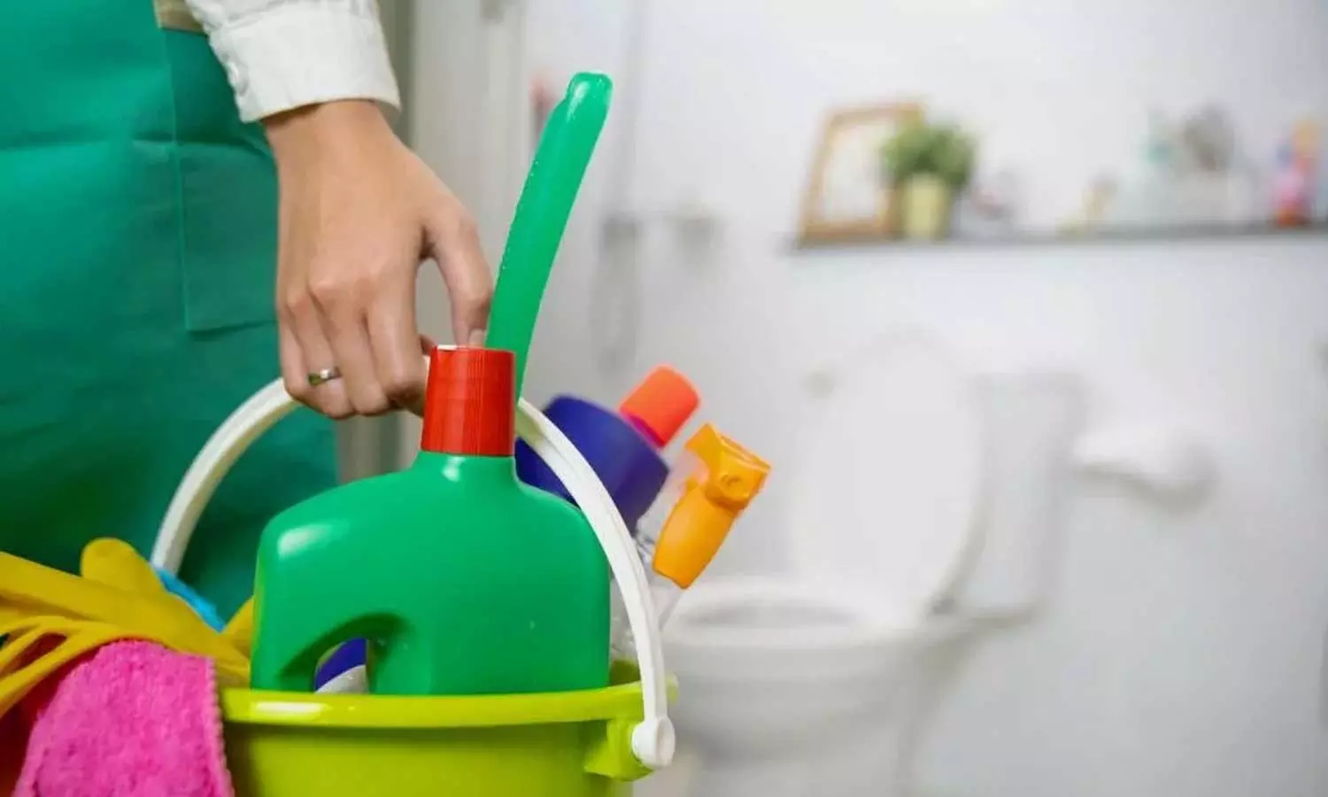 ബാത്റൂം ക്ലീനറുകൾ ഉപയോഗിക്കുമ്പോൾ ഈ തെറ്റുകൾ വരുത്താതിരിക്കുക; ശ്വാസകോശത്തെ തകരാറിലാക്കുമെന്ന് മുന്നറിയിപ്പ്