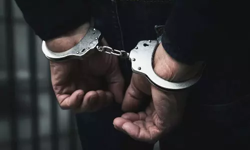 ട്രെയിനിൽ വച്ച് യാത്രക്കാരൻ കത്തിവീശി; പൊലീസുകാരന് പരിക്ക്