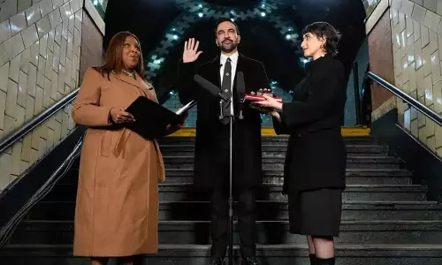 ഖുര്‍ആനില്‍ കൈവെച്ച് സത്യപ്രതിജ്ഞ;  ന്യൂയോര്‍ക്ക് മേയറായി അധികാരമേറ്റ്   സൊഹ്‌റാന്‍ മംദാനി