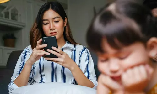 നിങ്ങളെപ്പോഴും മൊബൈലിലാണോ?; സോംബി പാരന്റിങ് കവരുന്ന ബാല്യം